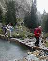 Un petit pont-barrage pour passer sur la rive droite