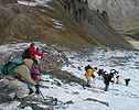 Descente vers le Grand Vallon, tous en appui sur les btons - Jean