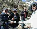 2900 m, Col de la Masse, le baptme du randonneur - Jacky, Jean-Marie, Guy, Claude, et le canard au Bas-Armagnac