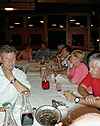 Le soir  table, aprs le dessert, la tristesse du dernier jour - Jean, Michel, Nadine, Claude