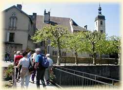 A Ornans, le clocher SONNE midi !!      (si, si, il sonne bien !)
