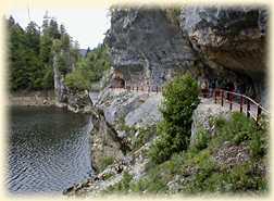 Passage rtrci pour le Doubs et chemin taill dans la roche pour nous