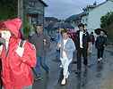 Sortie de la pizzeria sous la pluie