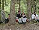 Le pique-nique - ... planqus dans les arbres de l'autre ct, ...