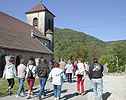 On marche au pas devant l'glise de Montgesoye